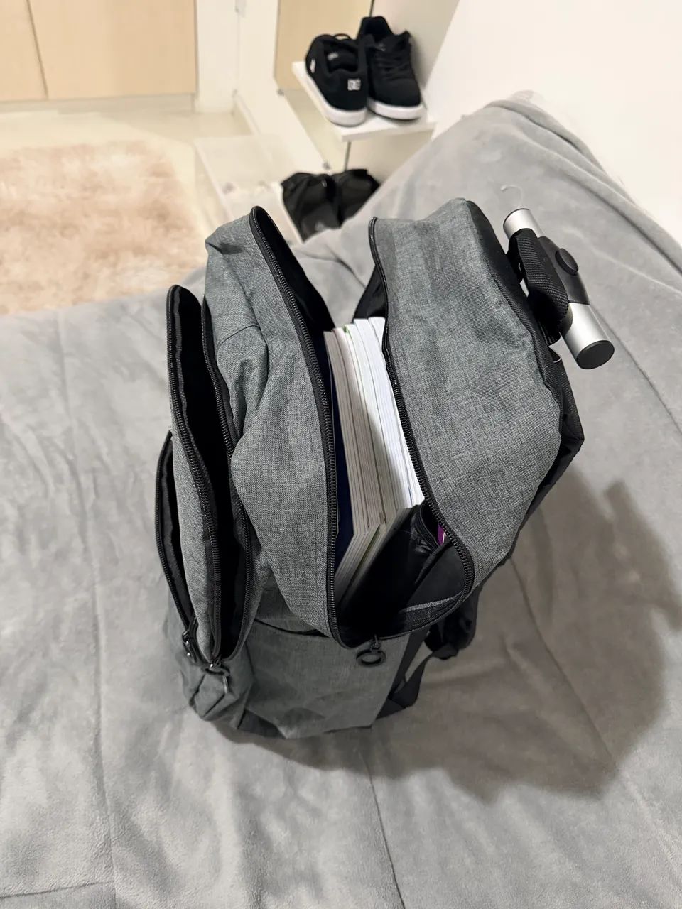 Mochila cinza de costas e rodinha (360°) - Foto 4