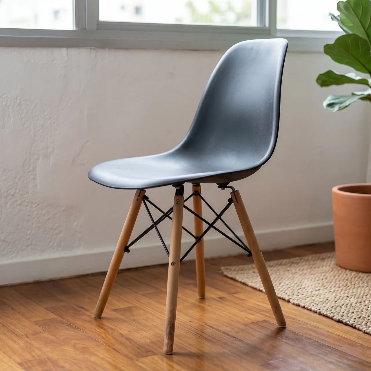 Cadeira Eames Elegante Preta com pés de madeira - Foto 2