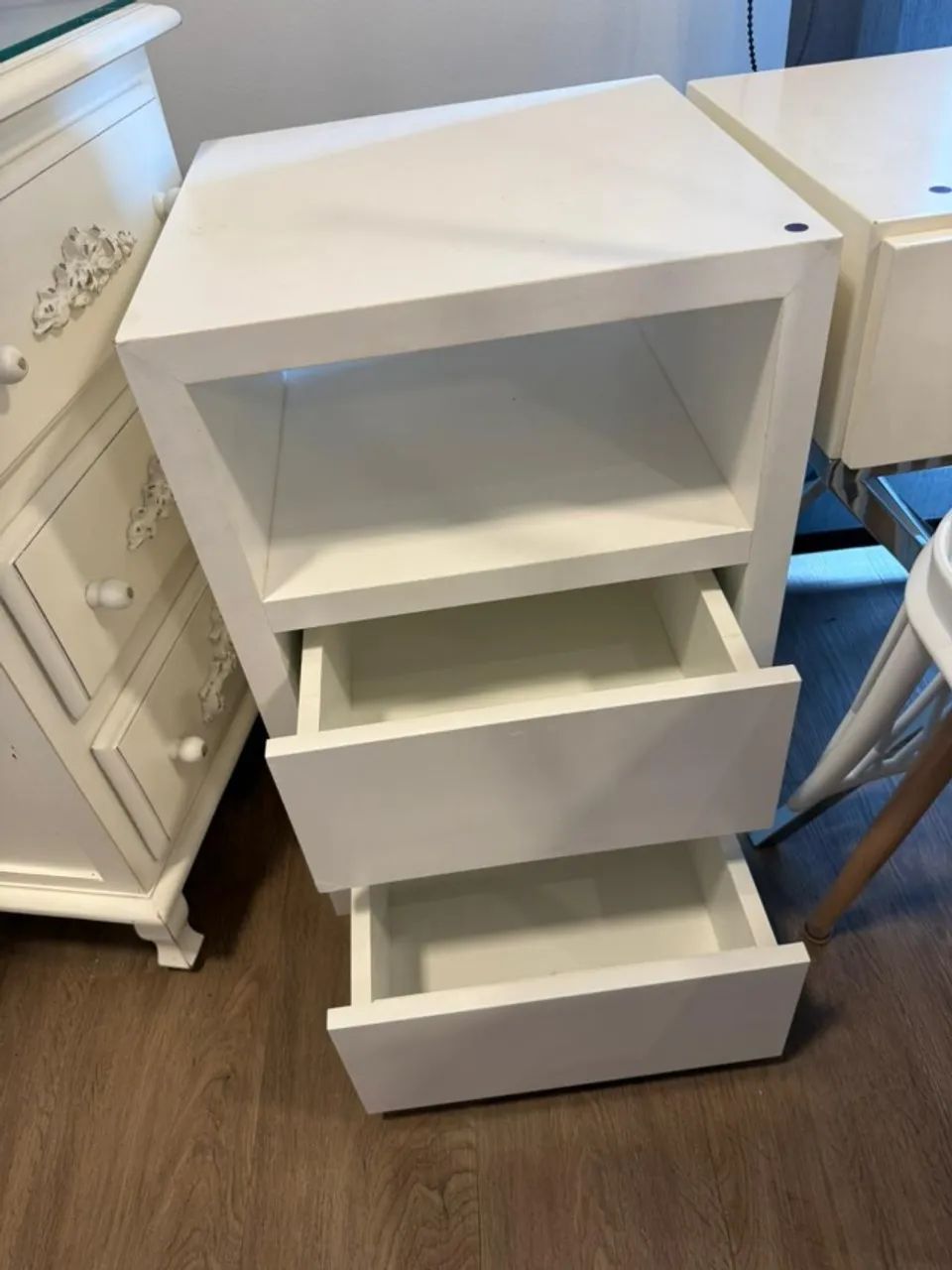 Criado-Mudo Moderno Branco com Nicho e 2 Gavetas - Foto 2