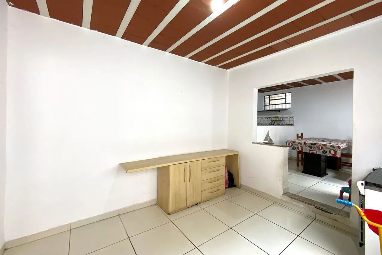 Casa à Venda - Concórdia, 6 Quartos, 300 m2