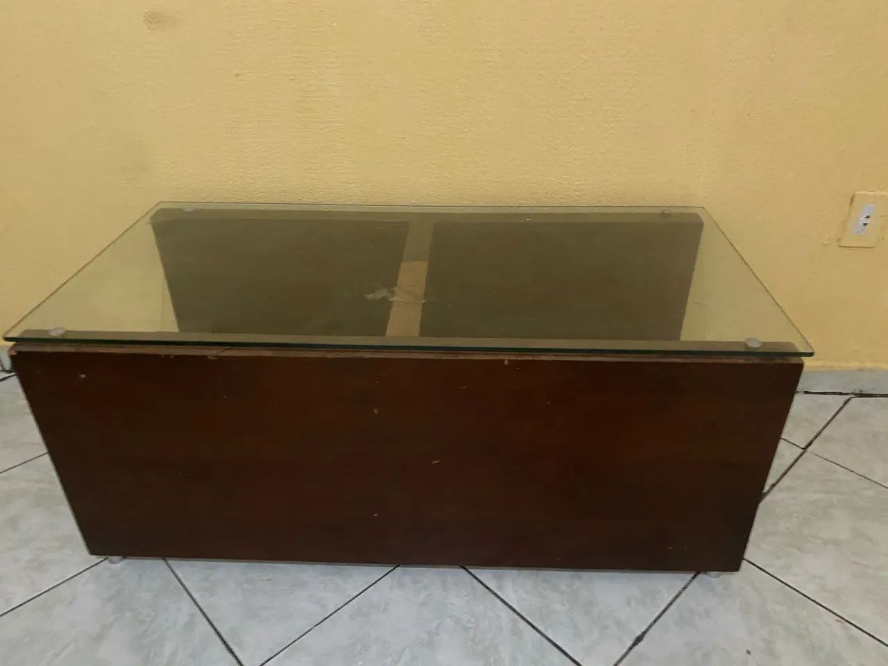 Mesa de centro em madeira maciça e tampo de vidro temperado - Foto 3