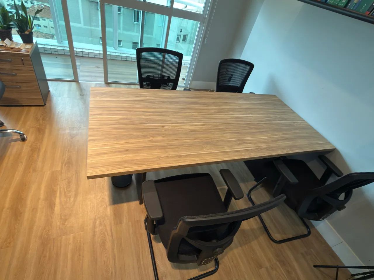 Mesa de reunião com cadeiras - Foto 3