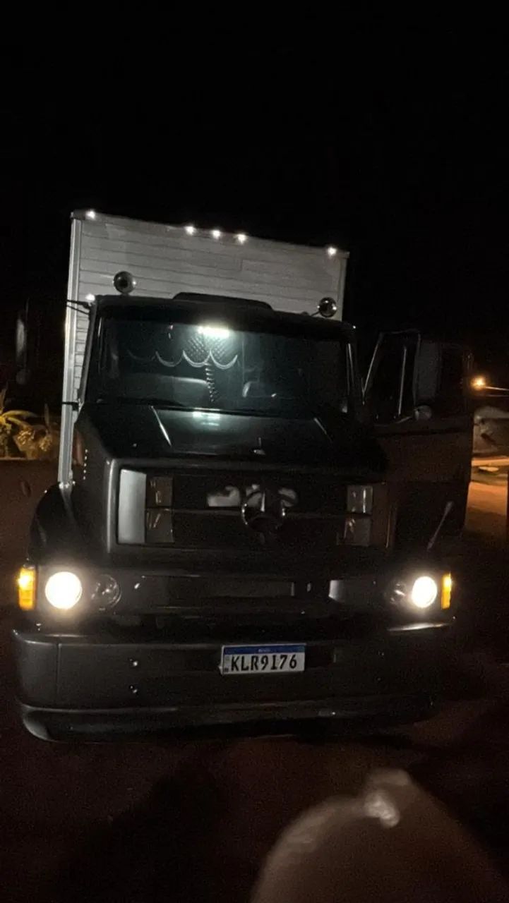 Caminhão baú em ótimo estado de conservação! - Foto 4