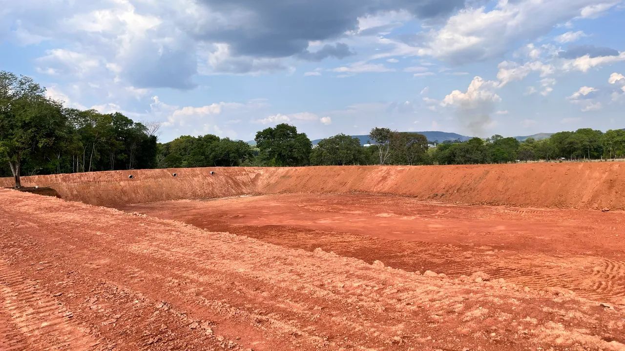 Escavadeira disponível para prestação de serviços 