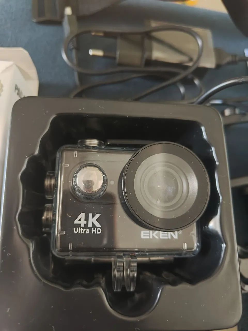 Câmera de ação modelo EKEN com vários acessórios 