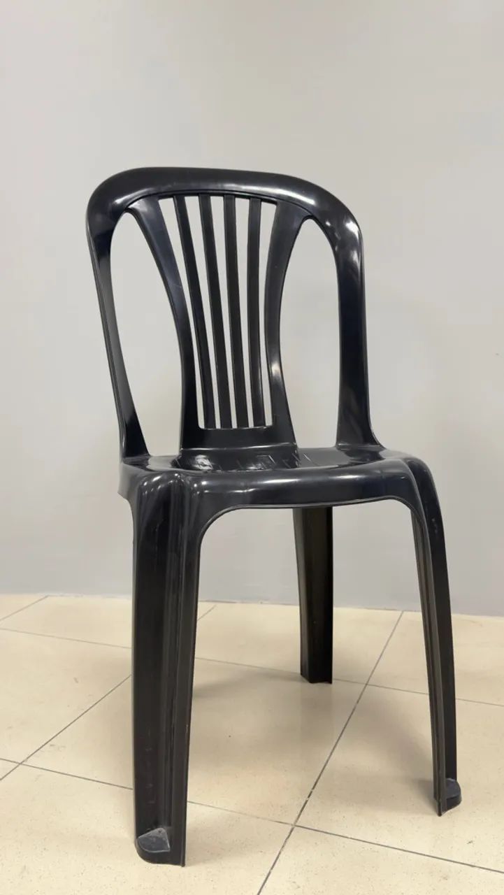  Cadeiras Plásticas Reforçadas - Empilháveis - Foto 2