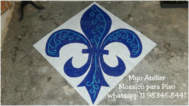 Fundo de piscina flor de lis mosaico