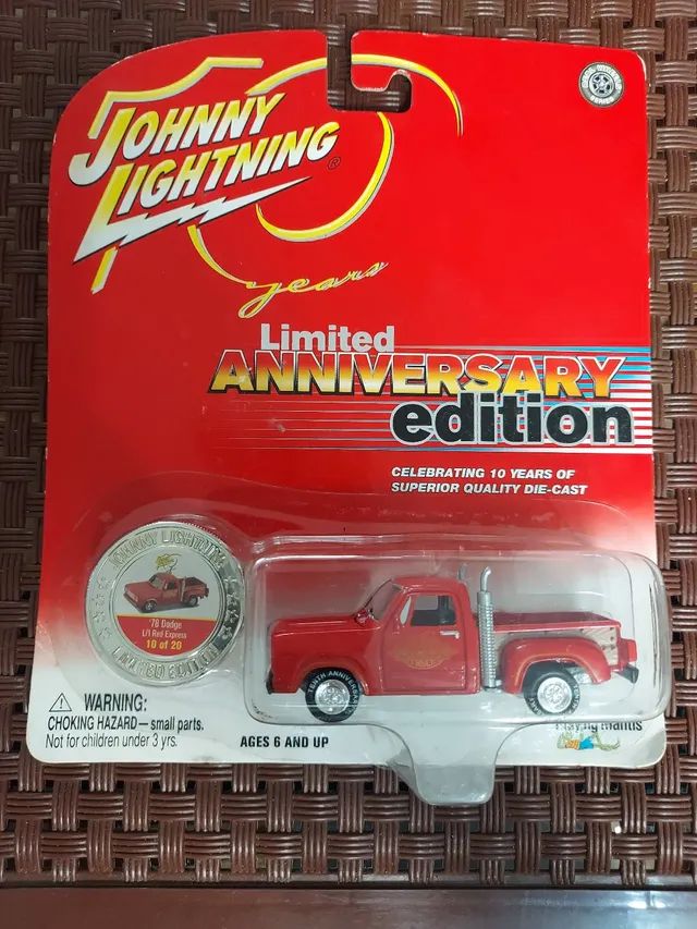 Miniatura 1:64 Johnny lightning edição limitada 10 anos
