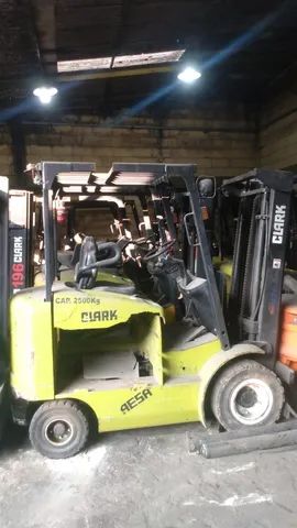 Lote com 4 empilhadeiras Clark EPG25, capacidade 2.500Kg - Foto 3