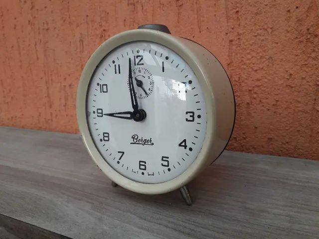 Relógio Despertador Berger Antigo Pé Palito Bege Anos 70 Metal com Visor em Vidro - Foto 3