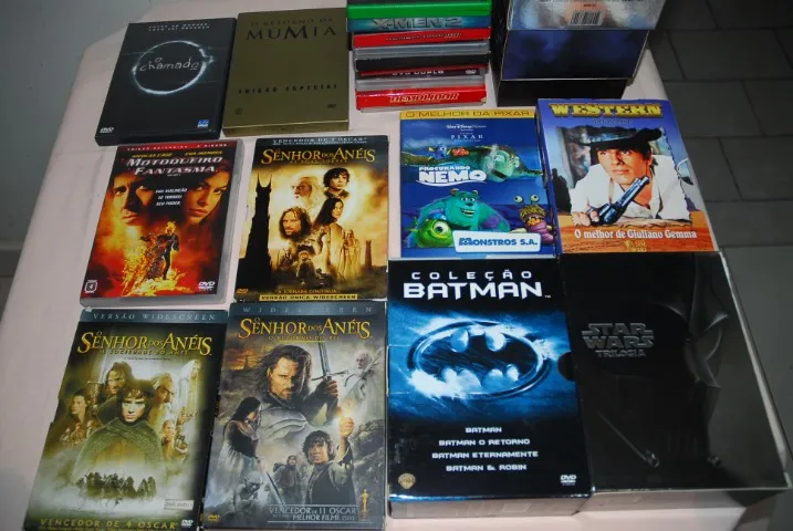 230 filmes DVDs usados originais , no estado , pode ser que tenha alguns ruim .