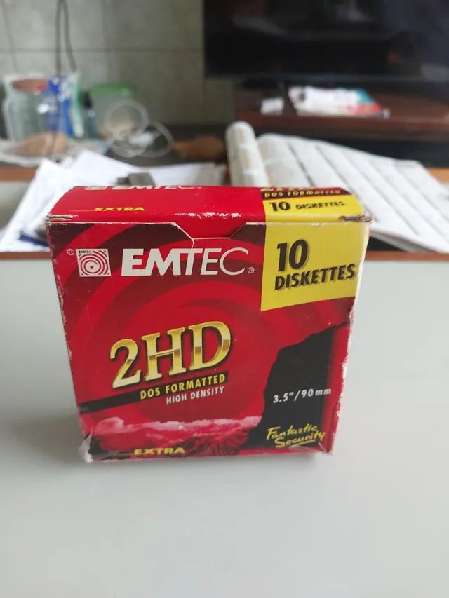 CAIXA COM 9 DISKETTES EMTEC 2 HD. 