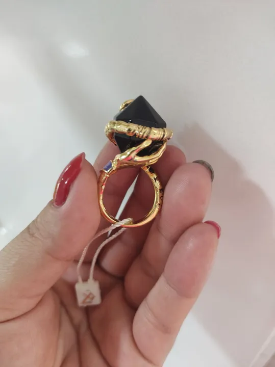 Anel de Pedra Preta Malévola com Design Único