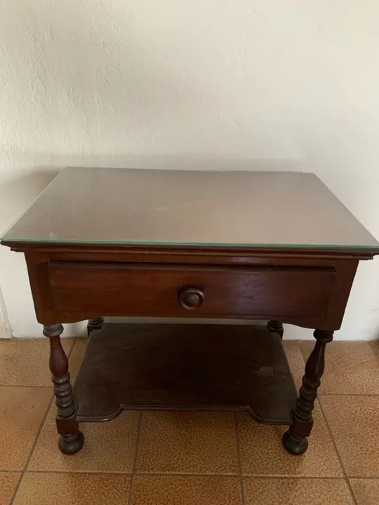 Cabeceira de madeira com tampo de vidro