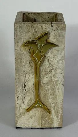 Exuberante Vaso em mármore com Aplique em Bronze dourado no feitio de Flor *Peça assinada - Foto 6