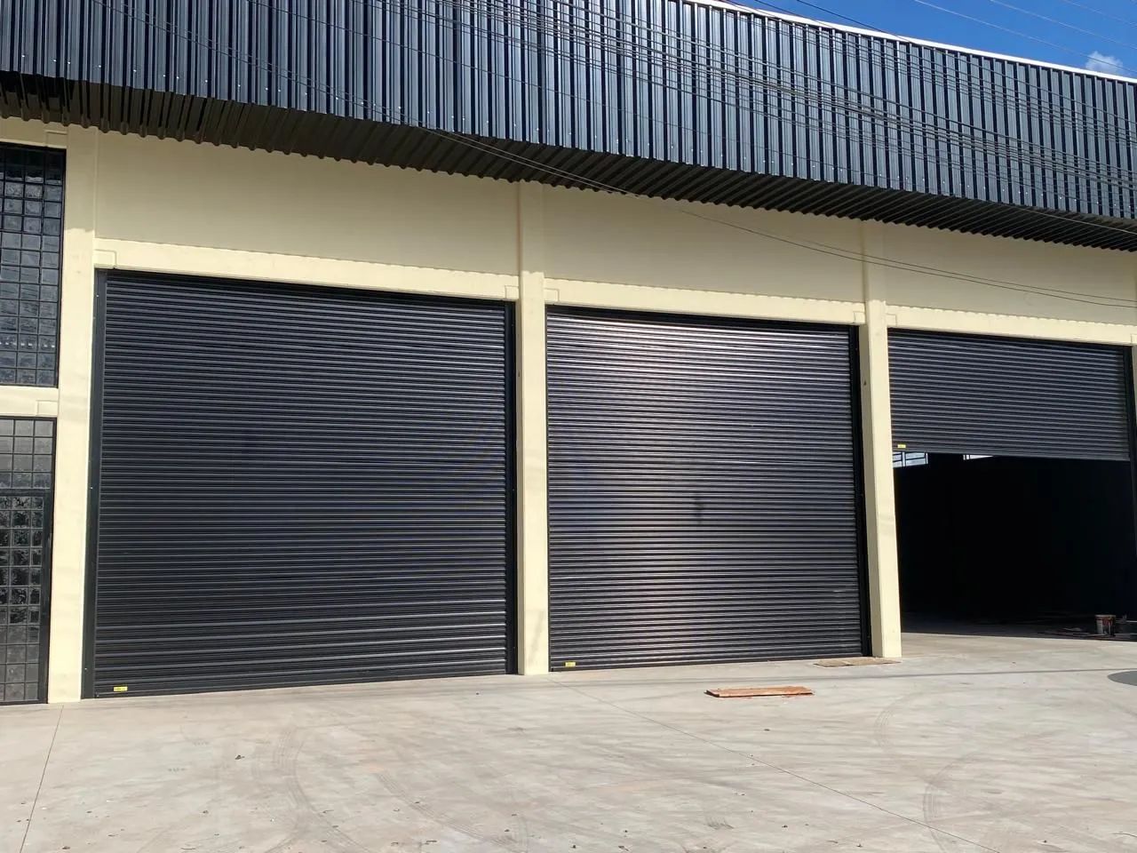 Aluga-se; Galpão comercial com 3 portas de enrolar