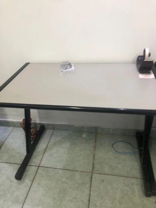 MESAS DE ESCRITORIO SEM GAVETA E  PARA DIGITAÇÃO