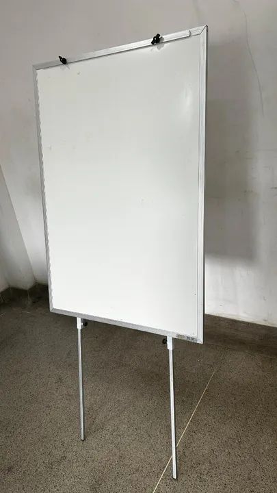 Quadro Branco com Suporte Ajustavel - Ideal para Escritórios e Salas de Aula!