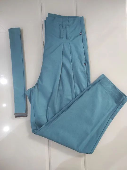 Calça feminina com cinto (Nova/ leia a descrição) - Foto 2