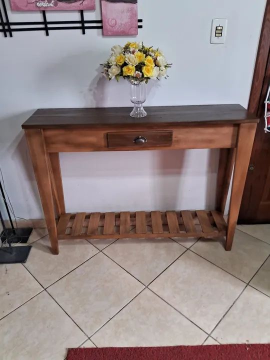 Aparador/ mesa de apoio em Madeira com Prateleira