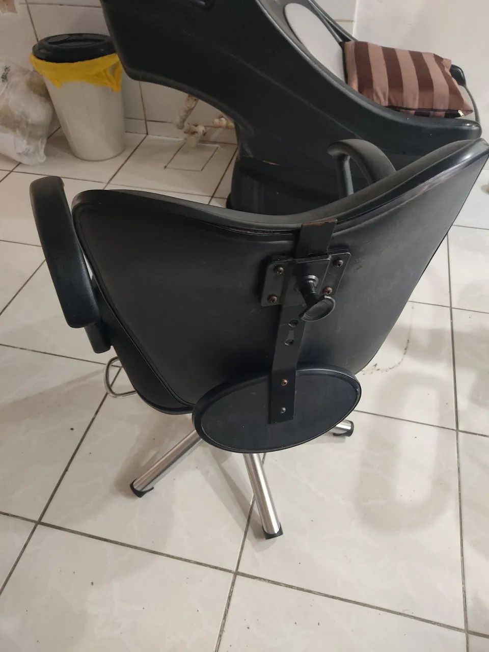 2 Cadeiras de salão de beleza - Preta - Usada - Foto 6