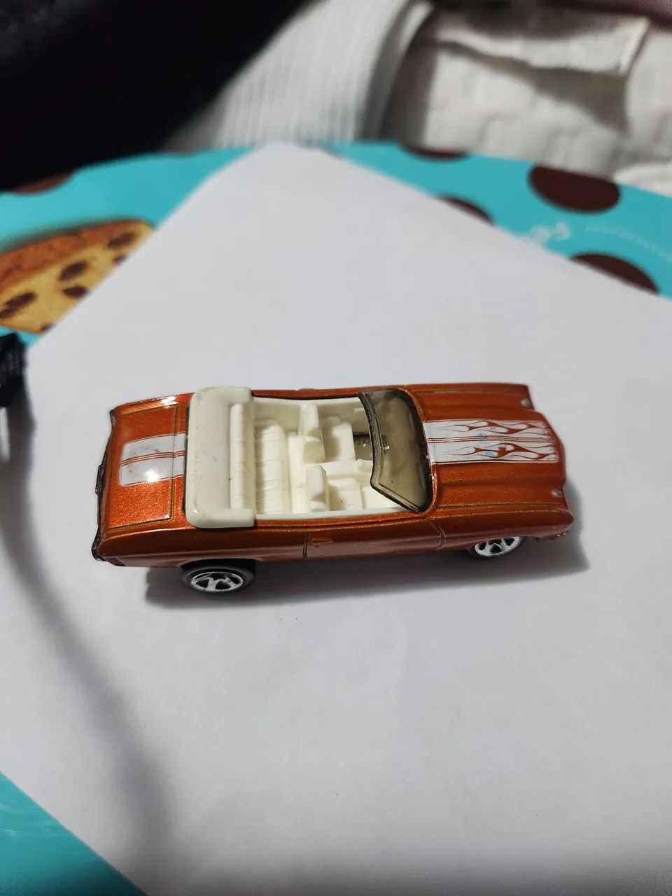 Hot Wheels Chevelle Miniatura de carro conversível laranja - Foto 2
