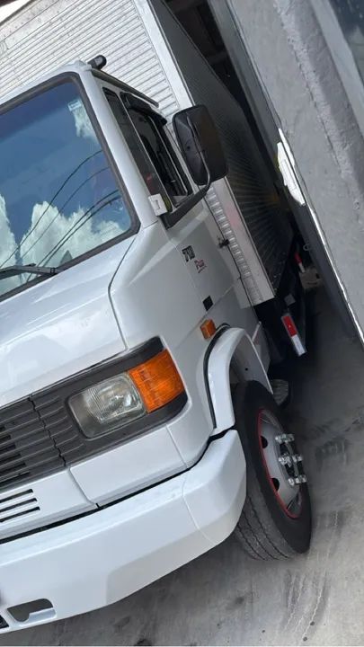 Caminhão Mercedes 710 baú 6.20m - Foto 5