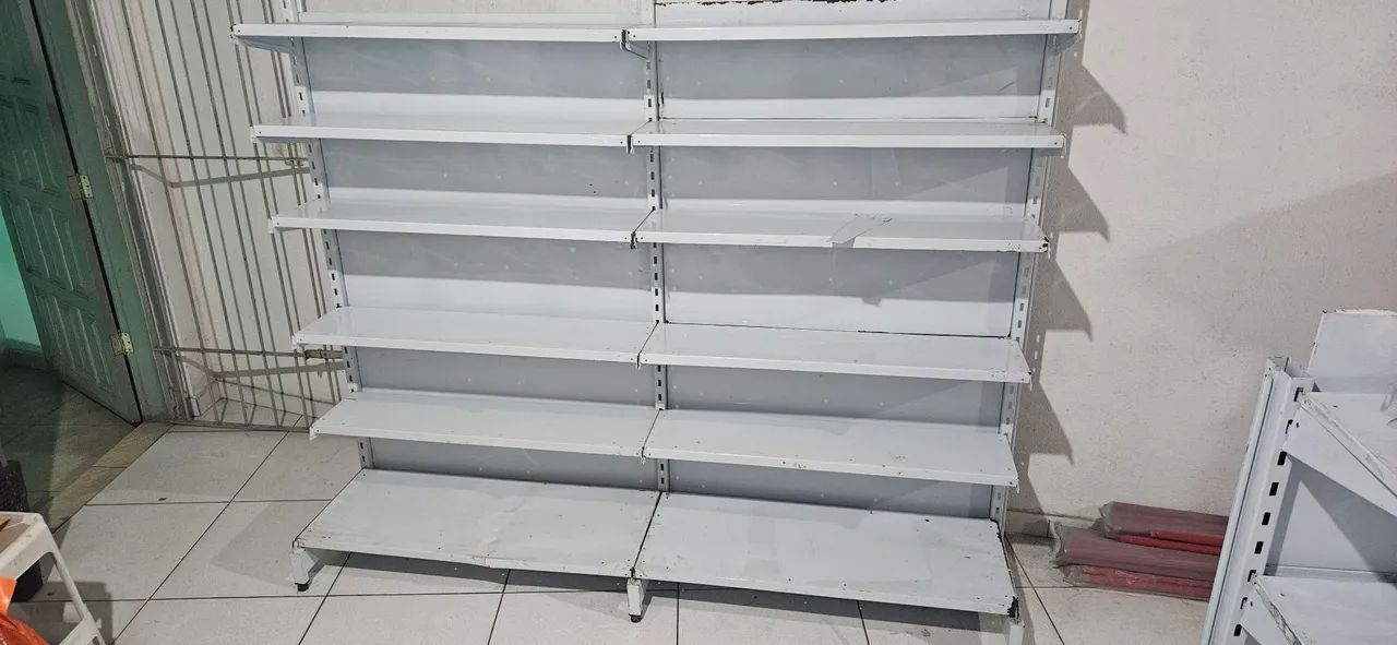 Gôndola de parede para comércio. 