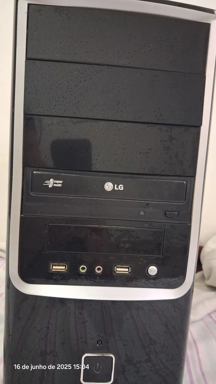 Computador Desktop - Gabinete Preto com Leitor de CD/DVD