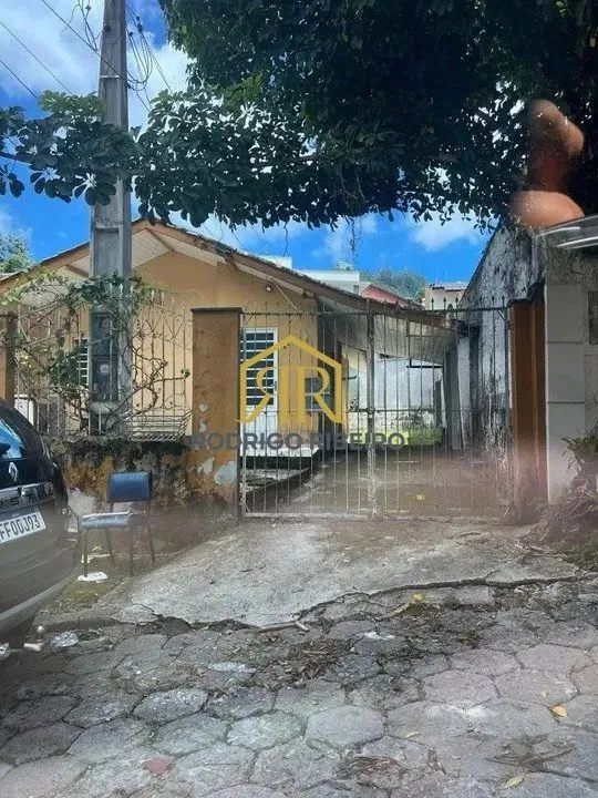 Casa horizontal na Trindade ideal para investidor.