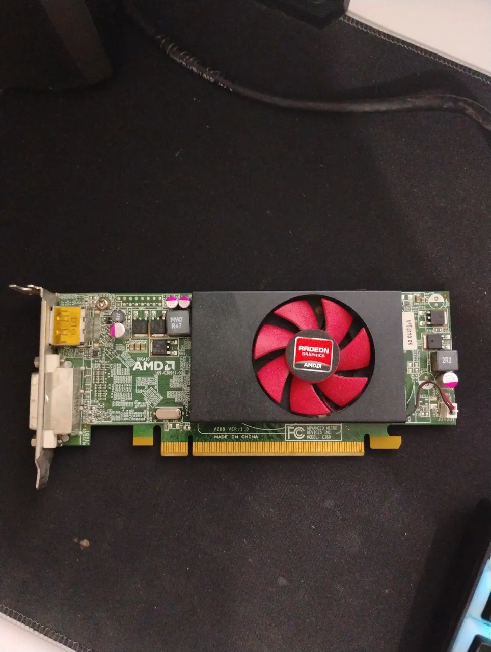 Placa de vídeo AMD Radeon HD 8490 1GB DDR3