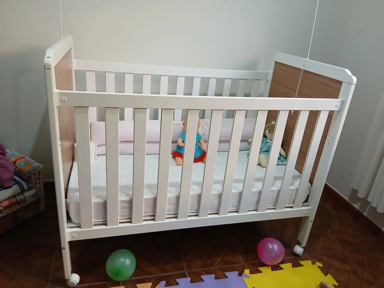 Berço tamanho americano, que vira mini cama. Marca Peroba 
