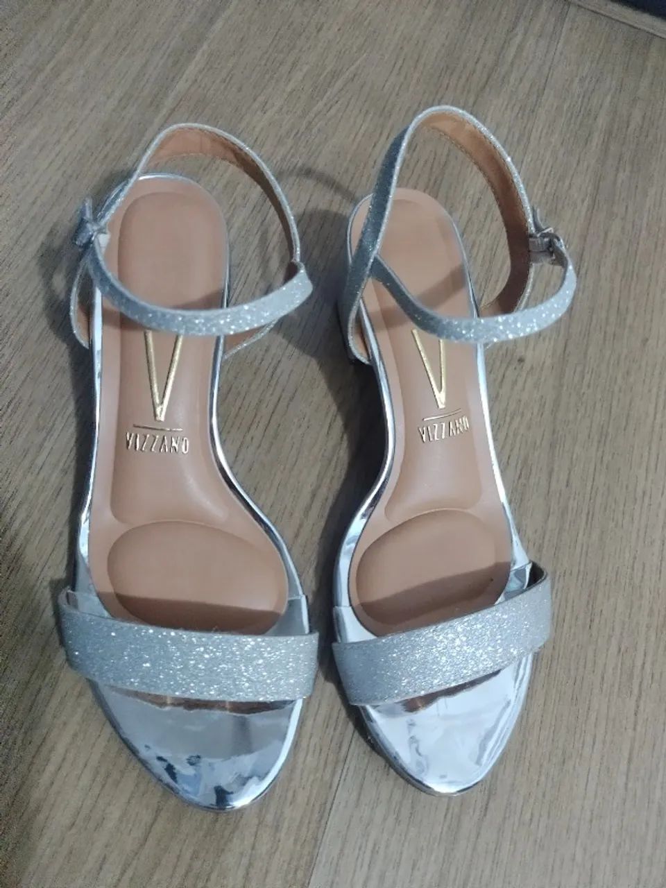 Vendo Sandália Vizzano Prata com gliter (36) com bolsa porta celular - Foto 4