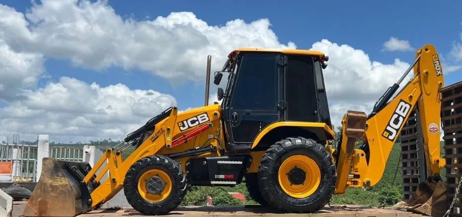 Retroescavadeira JCB 3CX ano 2023, 4x4, com 1000 horas e ar condicionado, no ES