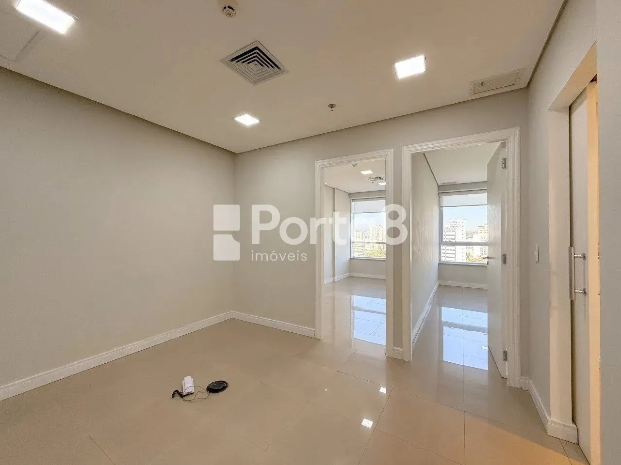 Sala Comercial Para locação no Navarro Building, próximo ao Plaza Shopping.