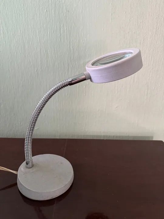 Luminária de Mesa Antiga com Lente de Aumento. Lupa luz