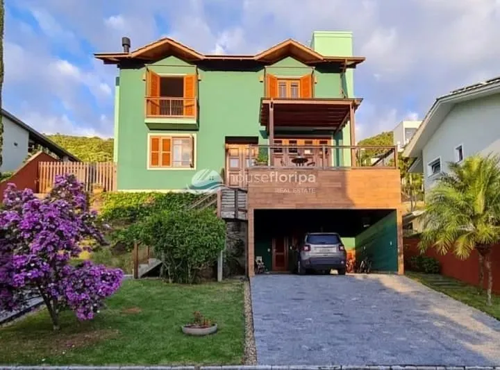 Casa à venda de alto padrão, em condomínio fechado, com 3 suítes, em Santo Antônio de Lisb