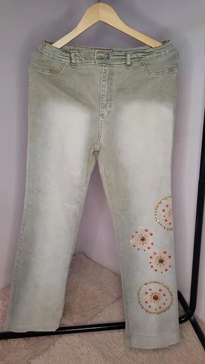 Calça jeans feminina com bordados - Tamanho 44