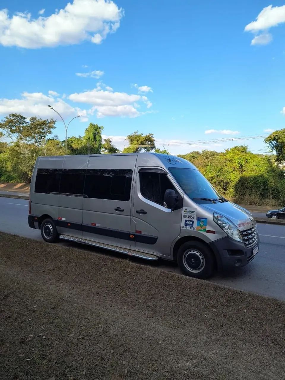 Aluguel de Van com motorista para viagens e transportes de passageiros. - Foto 3