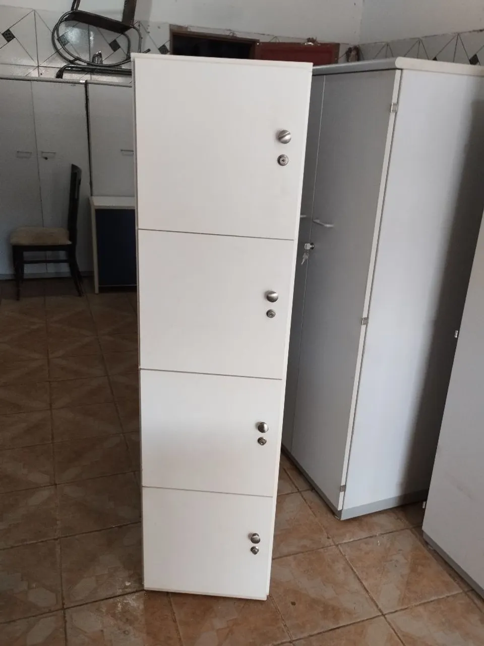 Armário vertical com 4 portas