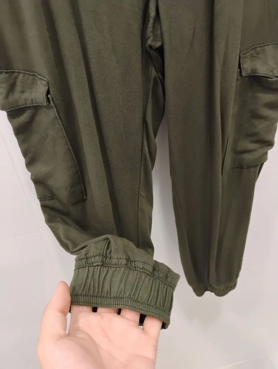 Calça Feminina Cargo Jogger verde militar - Foto 4