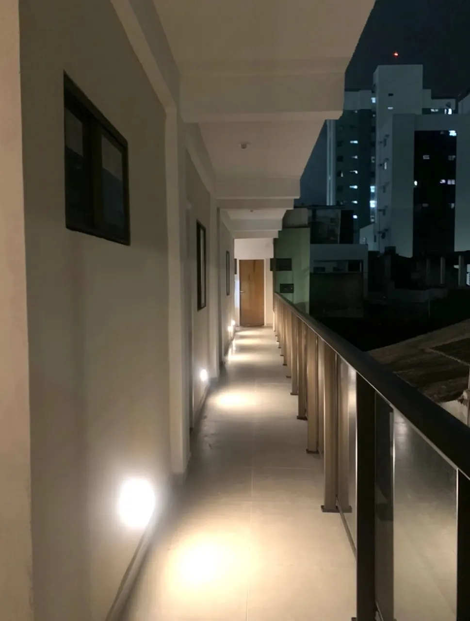 Investidor! PRÉDIO c/ 21 STUDIO Mobiliados e SemiNovos Já Alugados. 30m da Praia e 100m do