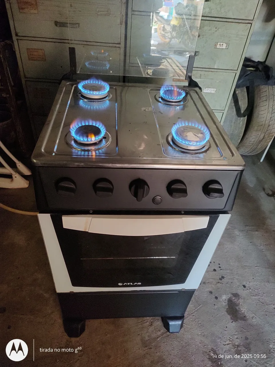 Fogão Atlas com 4 bocas e forno