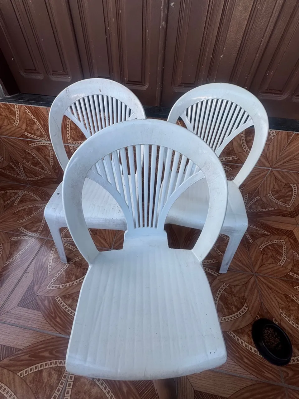 Vendo 3 cadeiras por apenas 120,00 reais.