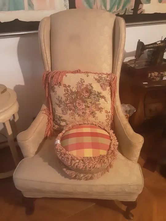 Poltrona elegante com detalhes em capitonê