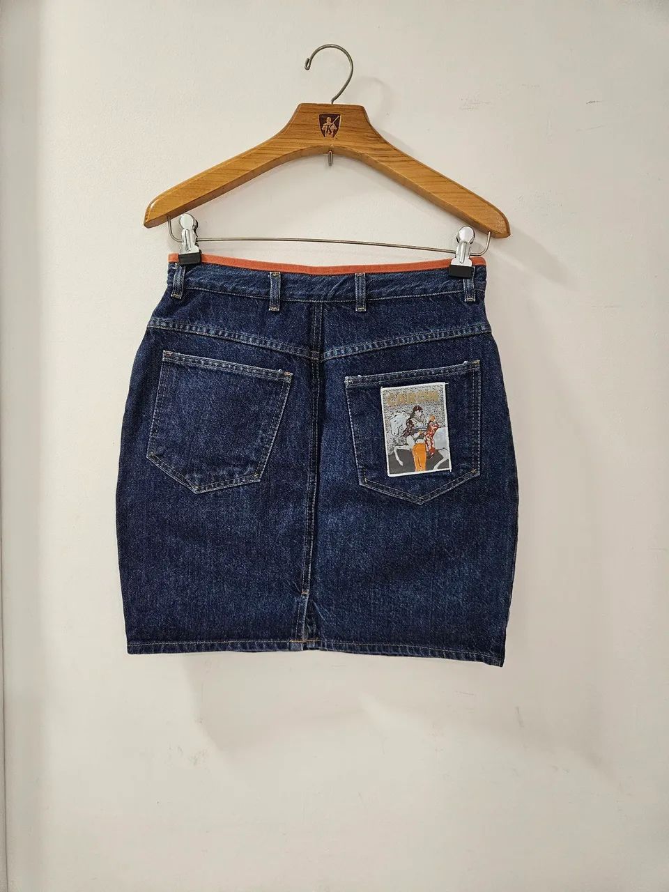 Saia Jeans Azul com Detalhes em Marrom - Foto 2