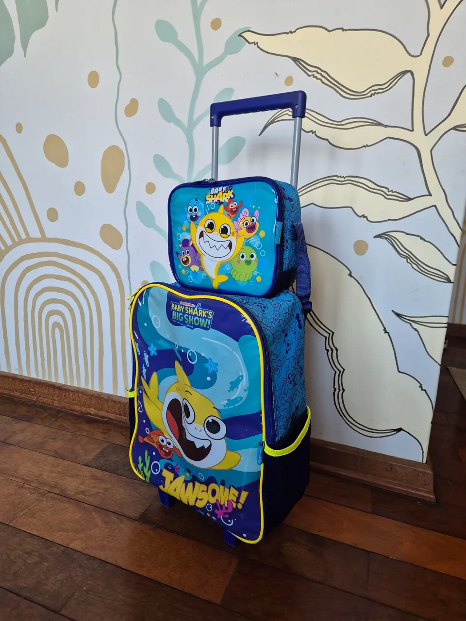 Mochila Baby Shark com Rodinhas e Lancheira