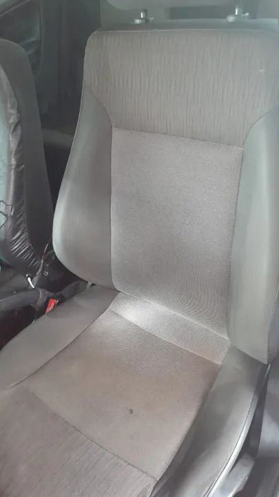 Reformas de Bancos de carro em couro com detalhes em vermelho - Foto 3
