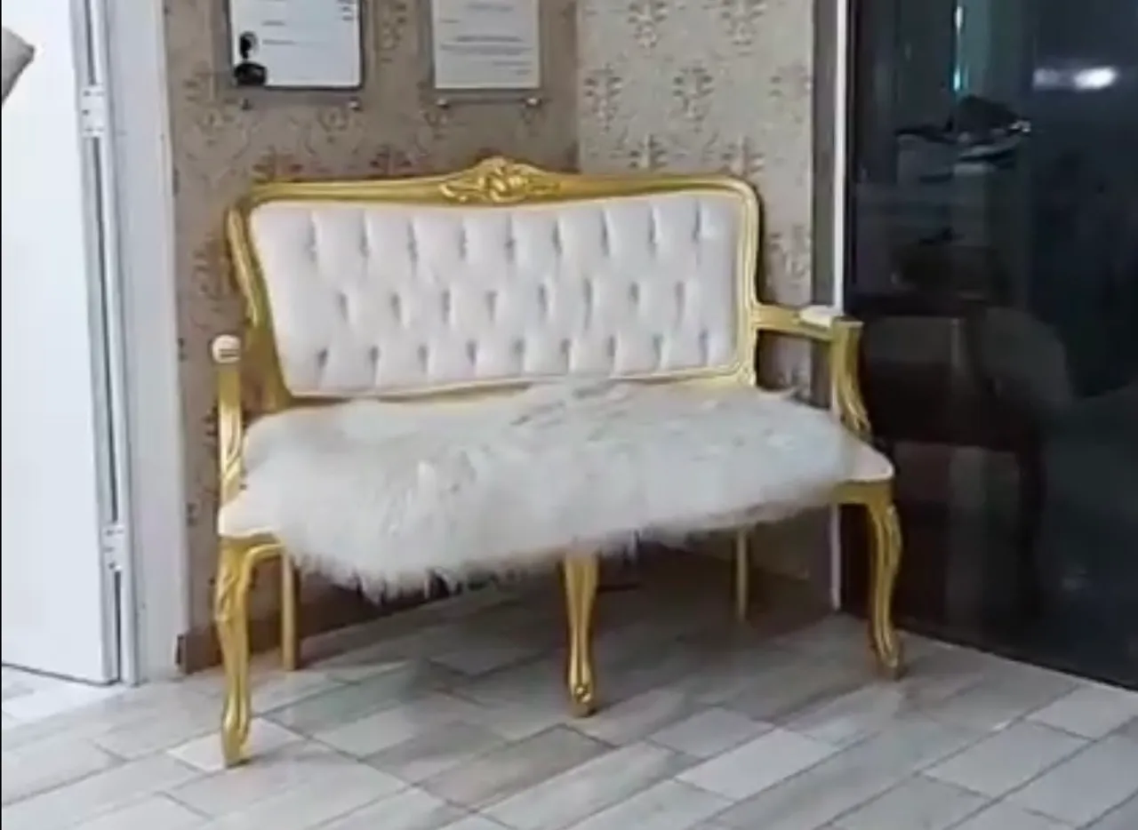 Sofá/Banqueta Clássico Dourado com Detalhes