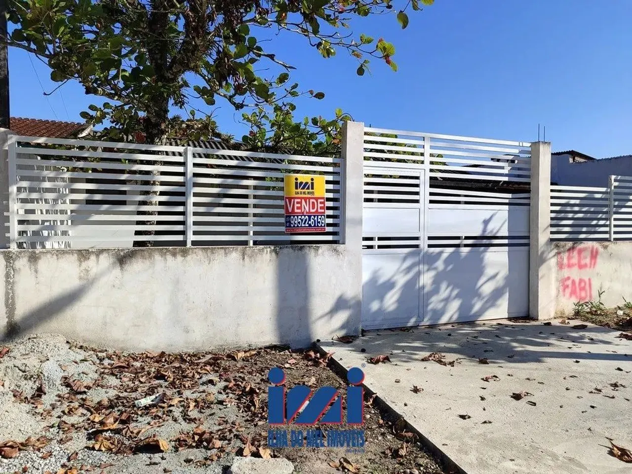 Casa com espaço de terreno e 4 quartos